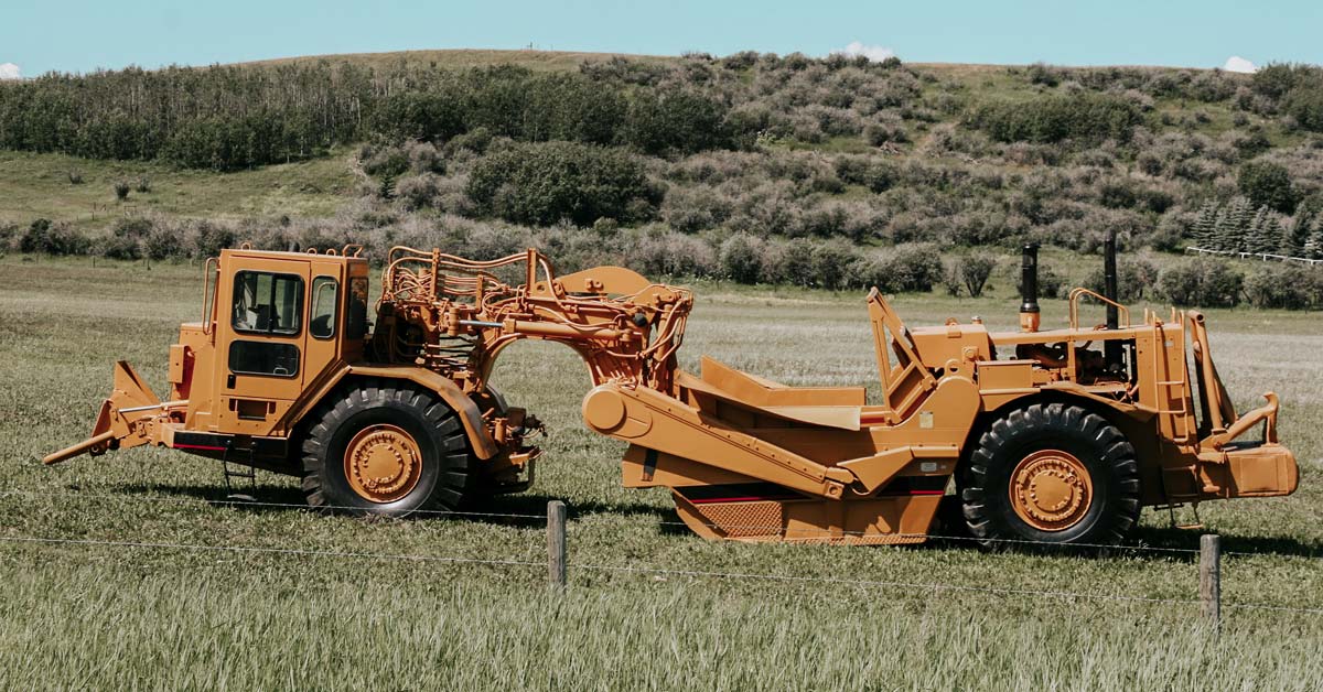 feature-wheel-tractor-scraper-apt-spraypainting